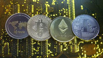 Illustration picture shows coins representing Ripple, Bitcoin, Etherum and Litecoin virtual currencies on a computer circuit board.
REUTERS/Dado Ruvic/Illustration/File Photo
