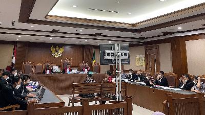 A trial of the case of alleged corruption at the state-owned Perum Perindo presents two witnesses, former Trading Manager Nur Satrio and former General Manager Min Hadi (wearing red batik) for three defendants at the Jakarta Corruption Court, June 23.
Tempo/Linda Trianita
