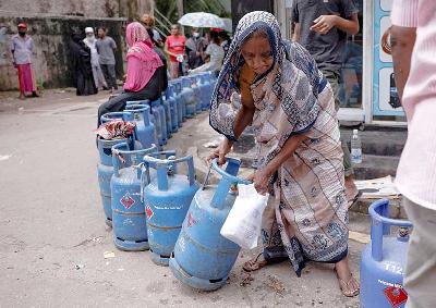 Warga antre membeli gas di sebuat agen saat krisis ekonomi di Kolombo, Sri Lanka, 1 Juni 2022. REUTERS/Dinuka Liyanawatte