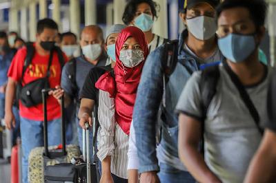 Pekerja Migran Indonesia (PMI) antre untuk pengecekan dokumen perjalanan di Pelabuhan Internasional Batam Centre, Batam, Kepulauan Riau. ANTARA/Teguh Prihatna