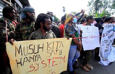 Aksi penolakan atas pemekaran Daerah Otonomi Baru di Jalan Buper, Waena, Kota Jayapura, Papua, 10 Mei 2022. ANTARA/Gusti Tanati