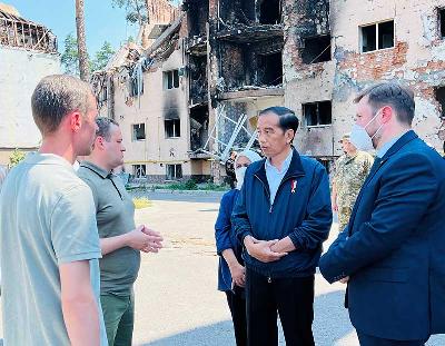 Presiden Joko Widodo (kedua dari kanan) saat mengunjungi kompleks apartemen Lipky yang rusak di tengah invasi Rusia ke Ukraina, di Irpin, Ukraina, 29 Juni 2022. Laily Rachev/Courtesy of Indonesian Presidential Palace