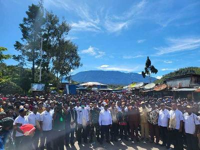 Sekda bersama mahasiswa dan masyarakat Pegunungan Bintang di Oksibil saat unjuk rasa menolak daerah mereka digabungkan ke Provinsi Pegunungan Papua, 29 Juni 2022. Teras.id/Laura Sobubor