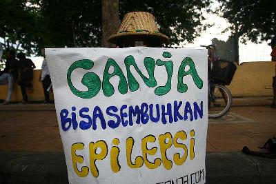Massa dari Lingkar Ganja Nusantara (LGN) melakukan aksi memperingati Global Marijuana March di depan RSUD dr. Soetomo, Surabaya, 2014. Dok Tempo/Fully Syafi