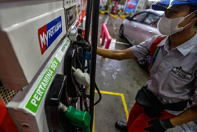 Petugas melayani pengisian bahan bakar di SPBU MT Haryono, Jakarta. TEMPO/Tony Hartawan