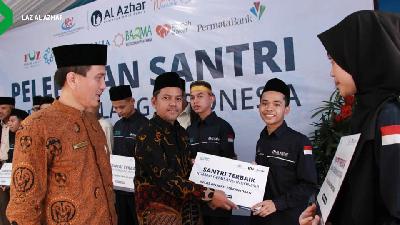 Direktur LAZ Al Azhar H. Daram saat memberikan apresiasi kepada santri terbaik Rumah Gemilang Indonesia.