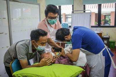 Tenaga kesehatan melakukan operasi sunat di Puskesmas Kecamatan Cilandak, Jakarta Selatan. TEMPO / Hilman Fathurrahman W