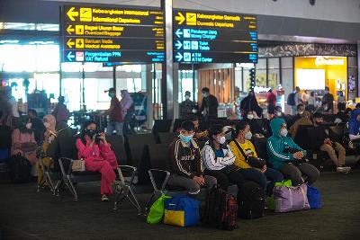 Penumpang menunggu di Terminal 3 Bandara Soekarno–Hatta, Tangerang, Banten. TEMPO/Tony Hartawan