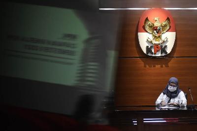 Wakil Ketua KPK Lili Pintauli Siregar melakukan konferensi pers di gedung Komisi Pemberantasan Korupsi, Jakarta, 18 Agustus 2021. TEMPO/Imam Sukamto
