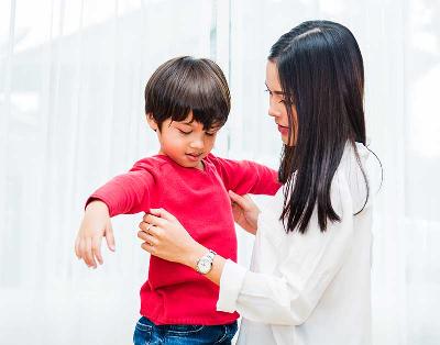Ilustrasi seorang ibu yang mengajarkan anaknya mengganti pakaian. Shutterstock