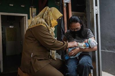 Bidan Puskesmas bersama Kader PKK melakukan pemeriksaan pada balita di Posyandu Anggrek 2, Cimanggis, Depok, Jawa Barat, 25 Oktober 2021. TEMPO/M Taufan Rengganis
