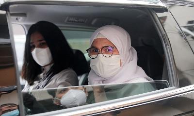 Wakil Ketua KPK Lili Pintauli Siregar berada dalam mobil usai Sidang Etik oleh Dewan Pengawas KPK di Jakarta, Agustus 2021. ANTARA/ Reno Esnir