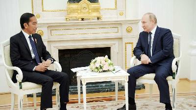 Presiden Rusia Vladimir Putin bertemu dengan Presiden Joko Widodo di Kremlin di Moskow, Rusia 30 Juni 2022. Sputnik/Mikhail Klimentyev/Kremlin via REUTERS 