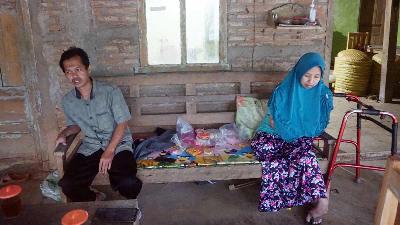 Suharno dan keluarga di rumahnya di Dusun Sanggrahan, Muntuk, Dlingo, Bantul, Daerah Istimewa Yogyakarta, 27 Juni 2022. TEMPO/Shinta Maharani