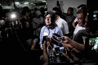 Mantan Direktur Utama PT Pertamina, Karen Agustiawan setelah menandatangani berita acara pembebasan atas kasus yang menimpa dirinya di Kejaksaan Agung, Jakarta, 10 Maret 2020. Tempo/Hilman Fathurrahman W