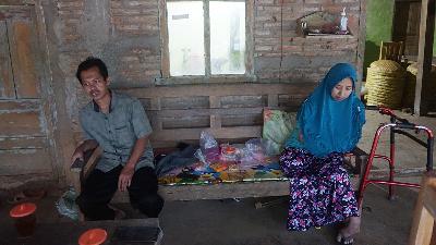 Suharno and wife in the Sanggrahan village, Bantul, Yogyakarta, June 27.
TEMPO/Shinta Maharani
