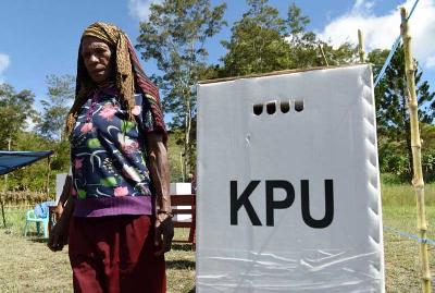 Warga setelah memberikan hak suaranya pada Pemilu di Distrik Libarek Wamena, Jayawijaya, Papua, 2019. ANTARA/Yusran Uccang