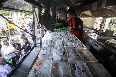 Relawan menyiapkan makanan gratis di dalam Armada Humanity Food Bus Aksi Cepat Tanggap (ACT) di Masjid Agung Sidoarjo, Jawa Timur, 10 Juni 2022. ANTARA/Umarul Faruq