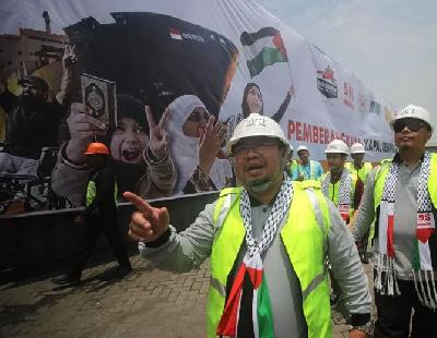 Pendiri Aksi Cepat Tanggap (ACT) Ahyudin (tengah) melihat pemberangkatan bantuan untuk Palestina di Surabaya, Jawa Timur, 21 Februari 2018. ANTARA/Moch Asim