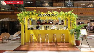 Tampilan pop-up booth Brazilian Vibes dari Nespresso yang berlokasi di Pondok Indah Mall 2, Main Atrium, dalam rangka menyambut musim panas dengan positif yang terinspirasi dari nuansa tropis Brasil. Pop-up booth ini dapat dikunjungi dari tanggal 28 Juni  hingga 10 Juli 2022. 