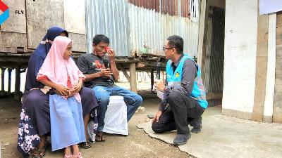 Direktur Utama PLN Darmawan Prasodjo, berbincang dengan salah satu warga di salah satu pulau terluar Indonesia.