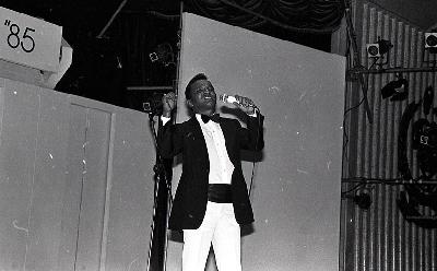 Penyanyi Bob Tutupoly menyanyi dalam peragaan busana Putik Semerdanta Indonesia di Balai Kartini, Jakarta, 1985. Dok. TEMPO/Maman Samanhudi