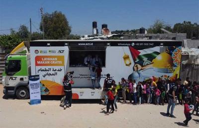 Humanity Food Truck membagikan makanan siap santap untuk pengungsi internal di Kamp Al-Nuseirat, Gaza, 19 Mei 2022. Dok ACT