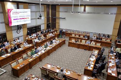 Suasana rapat kerja Komisi III DPR dengan Kemenkumham terkait draf Rancangan Kitab Undang-Undang Hukum Pidana (RKUHP) dan Rancangan Undang-Undang Pemasyarakatan (RUU PAS) di Kompleks Parlemen, Senayan, Jakarta, 6 Juli 2022. TEMPO/M Taufan Rengganis