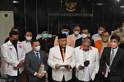 Presiden Partai Keadilan Sejahtera (PKS) Ahmad Syaikhu (tengah) usai mendaftarkan permohonan uji materi Pasal 222 Undang-undang Nomor 7 Tahun 2017 tentang Pemilihan Umum (UU Pemilu) di Mahkamah Konstitusi (MK), Jakarta, 6 Juli 2022. ANTARA/Aditya Pradana Putra