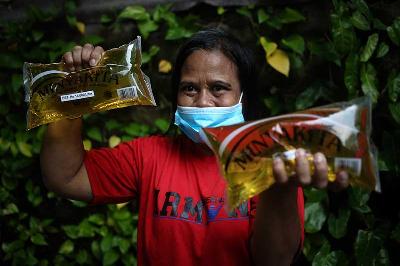 Warga membeli minyak goreng kemasan sederhana di Kementerian Perdagangan, Jakarta, 6 Juli 2022. TEMPO/Hilman Fathurrahman W