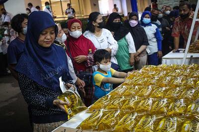Warga antre untuk membeli minyak goreng kemasan sederhana di Kementerian Perdagangan, Jakarta, 6 Juli 2022. Tempo/Hilman Fathurrahman W