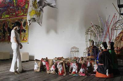 Pengunjung melihat karya seni pada pameran seni rupa karya Edi Bonetski bertema Ondel-Ondel : yang Rural & yang Urban di Galerikertas Studiohanafi, Depok, Jawa Barat, 30 Juni 2022. Tempo/Magang/Muhammad Syauqi Amrullah