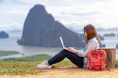Ilustrasi turis asing yang sedang bekerja sambil berlibur. Shutterstock