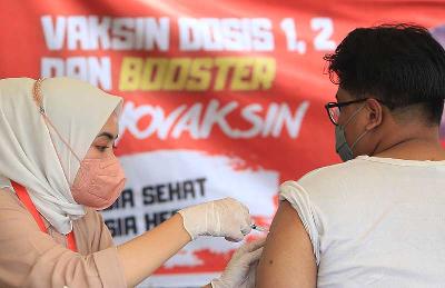 Warga mengikuti vaksinasi booster Covid 19 di Monas, Jakarta, 6 Juli 2022. TEMPO/Subekti