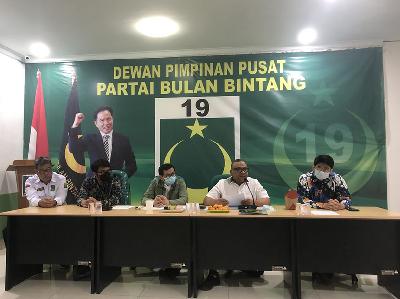 Sekretaris Jenderal Partai Bulan Bintang (PBB) Afriansyah Noor (kedua dari kanan) menyampaikan keterangan terkait pengajuan gugatan PBB ke Mahkamah Konstitunsi terkait presidential threshold di Jakarta, 26 Maret 2022. Dok. PBB 
