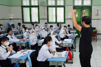 Menteri Pendidikan dan Kebudayaan Nadiem Makarim (kanan) mengunjungi Sekolah Menengah Pertama (SMP) Negeri 2 Kota Bandung di Bandung, Jawa Barat, 17 Januari 2022. Dok. Kemendikbud