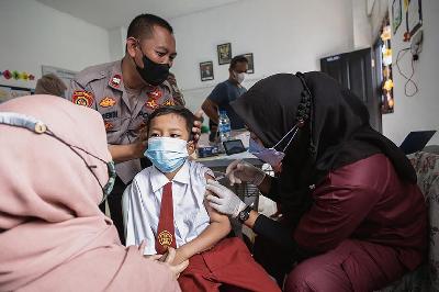 Tenaga kesehatan menyuntikkan vaksin Covid-19 kepada siswa di SD Fabrian School, Limo, Depok, Jawa Barat, 10 Januari 2022. TEMPO/M Taufan Rengganis