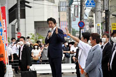 Mantan Perdana Menteri Jepang Shinzo Abe berpidato sebelum ditembak dari belakang oleh seorang pria di Nara, Jepang, 8 Juli 2022. The Asahi Shimbun/via REUTERS