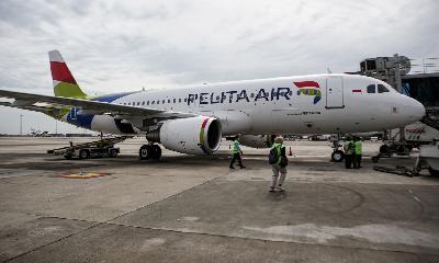 Petugas memeriksa kesiapan pesawat Airbus A320-200 maskapai Pelita Air di Bandara Soekarno Hatta, Tangerang, Banten, 28 April 2022. ANTARA/Fauzan