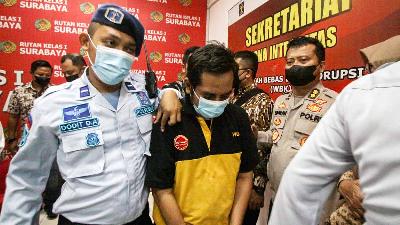 Petugas menggiring tersangka Moch Subchi Azal Tsani usai rilis kasus di Rutan Klas I Surabaya di Medaeng-Sidoarjo, Jawa Timur, 8 Juli 2022. ANTARA/Umarul Faruq