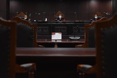 Ketua Majelis Hakim Mahkamah Konstitusi (MK) Aswanto (tengah) dalam sidang uji materiil Undang-Undang Nomor 7 Tahun 2017 tentang Pemilihan Umum terkait dengan ketentuan presidential threshold di Gedung Mahkamah Konstitusi, Jakarta, 14 Maret 2022. ANTARA/Indrianto Eko Suwarso