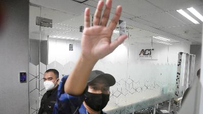 An employee in action at the ACT office, the 165 Tower, Jakarta, July 6.
ANTARA/Indrianto Eko Suwarso
