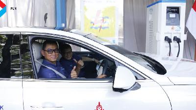 Direktur Utama PLN Darmawan Prasodjo, melakukan pengisian bahan bakar listrik di Stasiun Pengisian Kendaraan Listrik Umum (SPKLU) Ultra Fast Charging.