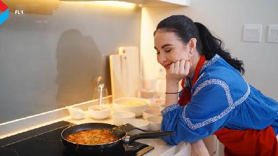 Aktris Arumi Bachsin menggunakan kompor induksi untuk perlengkapan masaknya.