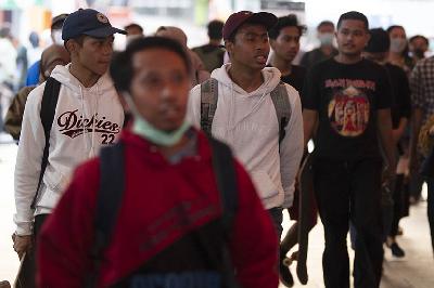Warga berjalan tanpa menggunakan masker di terowongan Kendal, Jakarta, 12 Juli 2022. ANTARA/Sigid Kurniawan