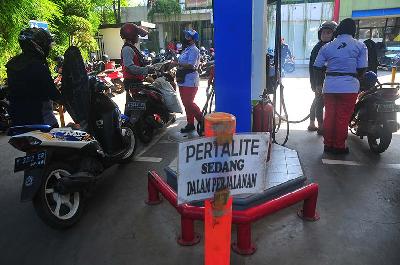 Petugas melayani pembelian Bahan Bakar Minyak (BBM) di Stasiun Pengisian Bahan Bakar Umum (SPBU) Bacin, Kudus, Jawa Tengah, 29 Juni 2022. ANTARA/Yusuf Nugroho