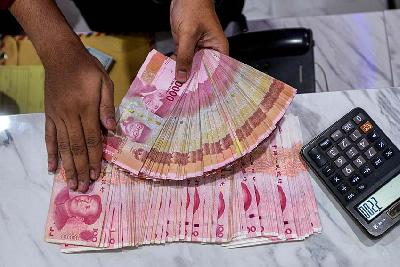 Uang pecahan 100 ribu rupiah di tempat penukaran uang di Jakarta. Tempo/Tony Hartawan