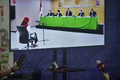 Pewarta menyaksikan tayangan sidang pelanggaran kode etik Wakil Ketua Komisi Pemberantasan Korupsi (KPK) Lili Pintauli Siregar di gedung ACLC KPK, Jakarta, 11 Juli 2022. TEMPO/Imam Sukamto