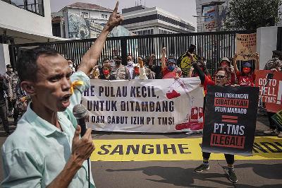 Warga yang tergabung dalam barisan Koalisi Save Sangihe Island (SSI) berunjuk rasa menuntut PT. Tambang Mas Sangihe (TMS) di depan kantor Direktorat Jenderal Mineral dan Batubara, Jakarta, 7 Juli 2022. ANTARA/Dhemas Reviyanto
