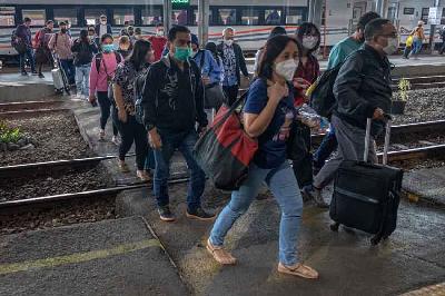 Sejumlah penumpang KA Argo Muria asal Jakarta tiba di Stasiun Tawang, Semarang, Jawa Tengah,12 juli 2022. ANTARA/Aji Styawan